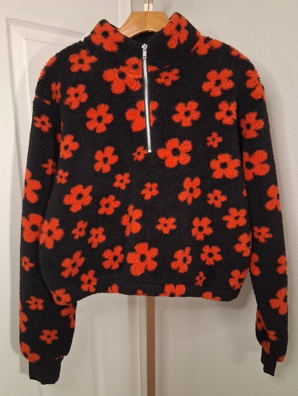 Stitch & Pine Red And Black Floral Boxy Fleece Sweater Large - Picture 1 of 2